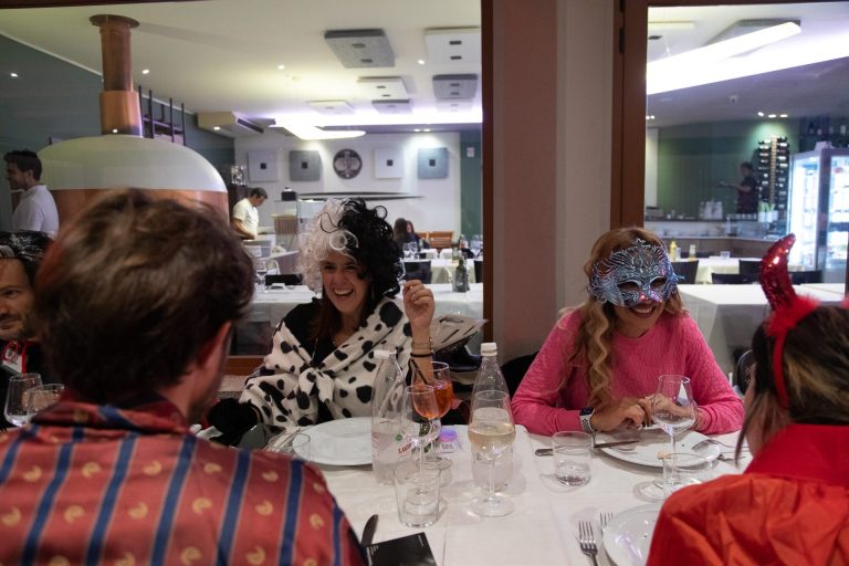 Studenti che conversano a un Language Club Pianeta Lingua